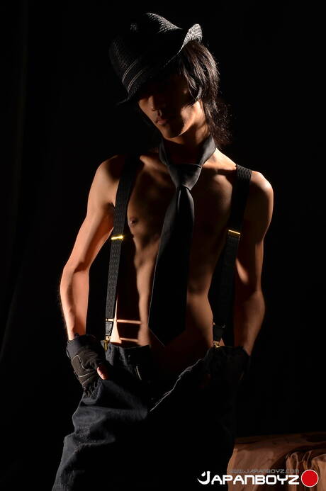 El joven oriental Davey De La Cruz juega con una polla