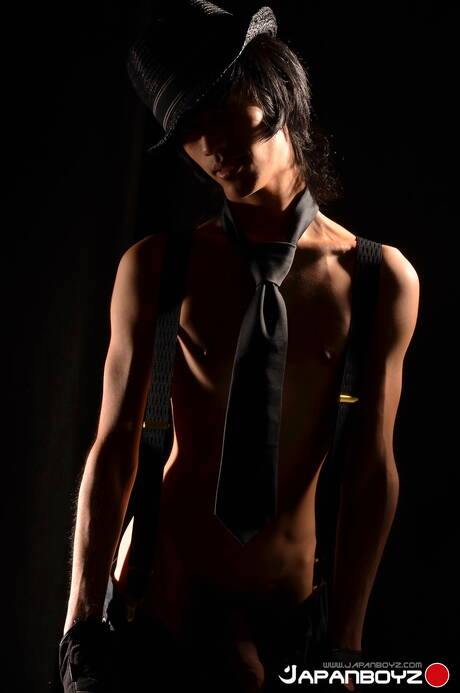 El joven oriental Davey De La Cruz juega con una polla