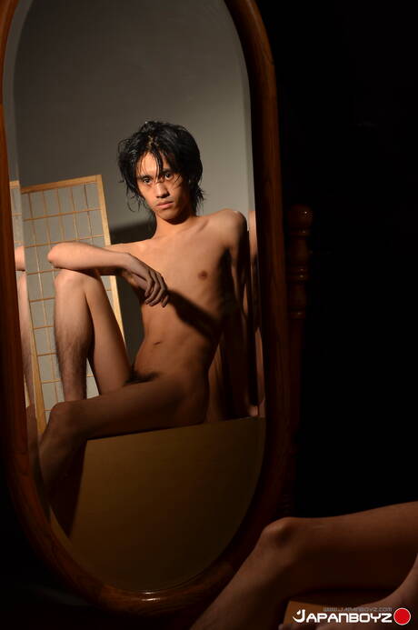 El joven oriental Davey De La Cruz juega con una polla