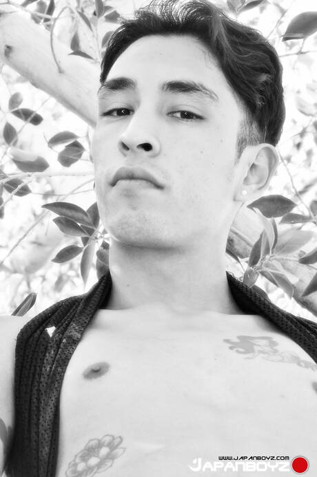 jovem asiático Damien se masturbando ao ar livre