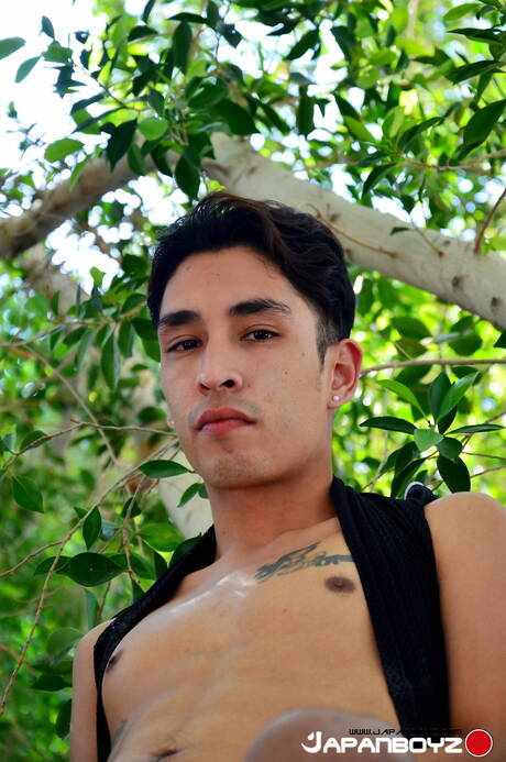 jovem asiático Damien se masturbando ao ar livre