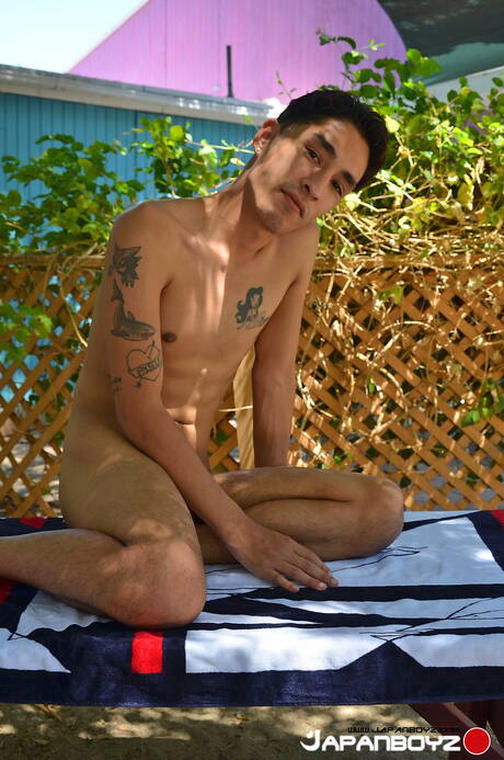 jovem asiático Damien se masturbando ao ar livre