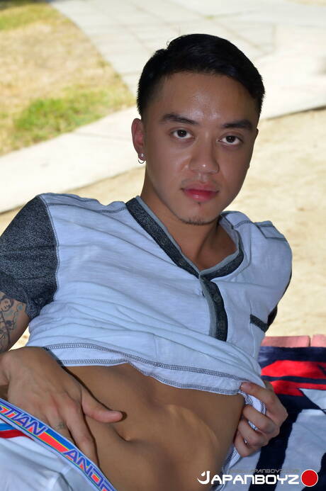 Der asiatische Adonis Coda Filthy zieht sich aus und zeigt seinen Arsch im Freien