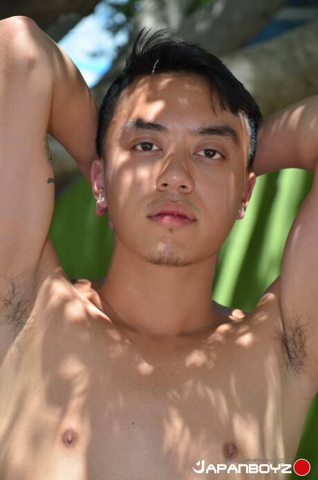 Der asiatische Adonis Coda Filthy zieht sich aus und zeigt seinen Arsch im Freien