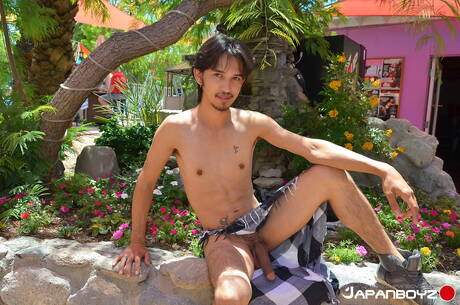 American young dude Rave Hardick posing naked and showing nice butt outside