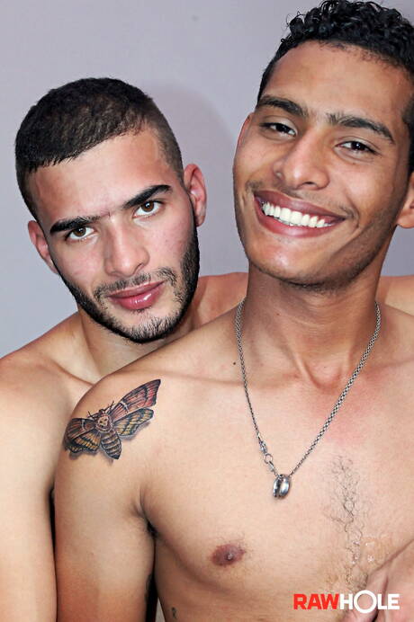 筋肉質なコルビー・メルビンとたくましいラッパーがチンコをしゃぶった後にアナルファック