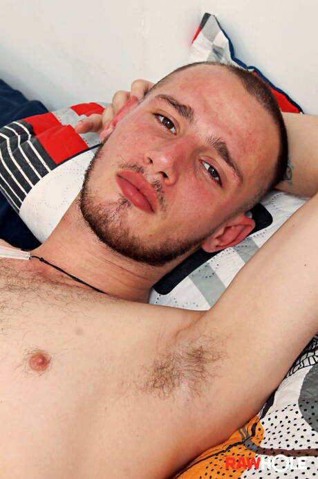 Superstud Belus wanking with toy in bath