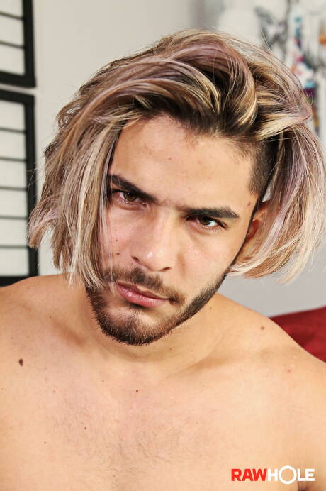 Beefcake Daguy zieht sich aus und zeigt einen schönen Arsch