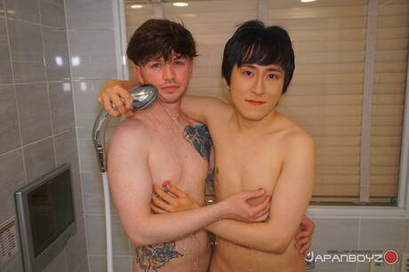 Aziatische jonge Akira en jonge jongen Jeff in hete anale seks