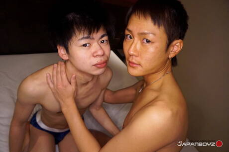 漂亮男孩 Tomoya 和年輕男孩 Ruito 在吸吮雞巴後操屁股