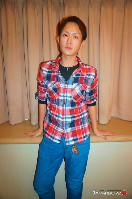 Oriental beefy Ruito jack off his cock in hot shower