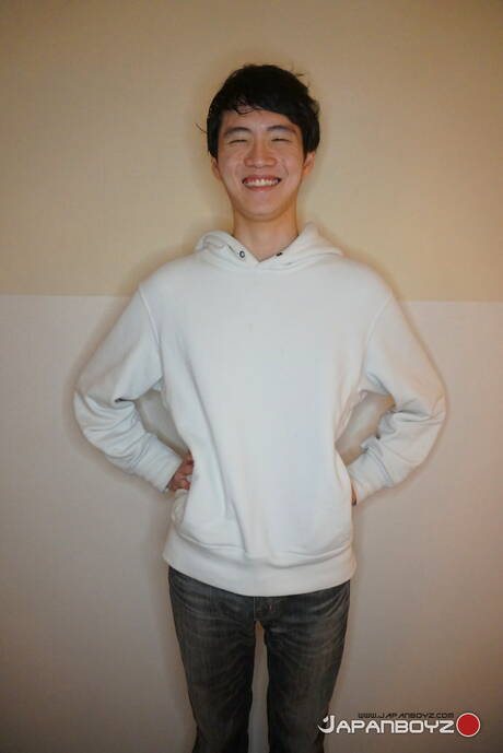 El jovencito asiático Kaito muestra un cuerpo perfecto en la ducha