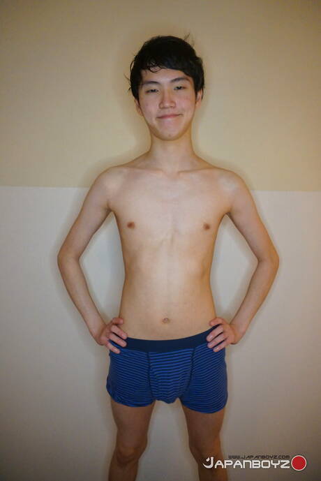 El jovencito asiático Kaito muestra un cuerpo perfecto en la ducha