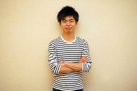 亞洲年輕帥哥 Tomoya 在淋浴中挑逗他的雞巴