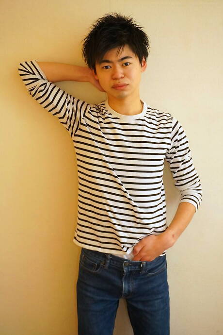 亞洲年輕帥哥 Tomoya 在淋浴中挑逗他的雞巴