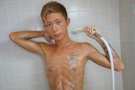 東方辣妹 Kouya 在淋浴間玩雞巴