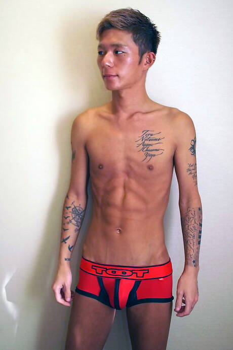 샤워실에서 수탉을 가지고 노는 동양계 핫 트윙크 코우야