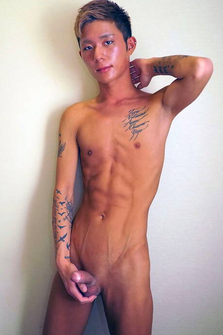 東方辣妹 Kouya 在淋浴間玩雞巴