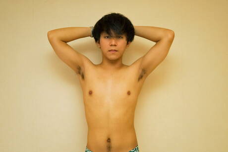 El jovencito asiático caliente Asuka juega con una polla