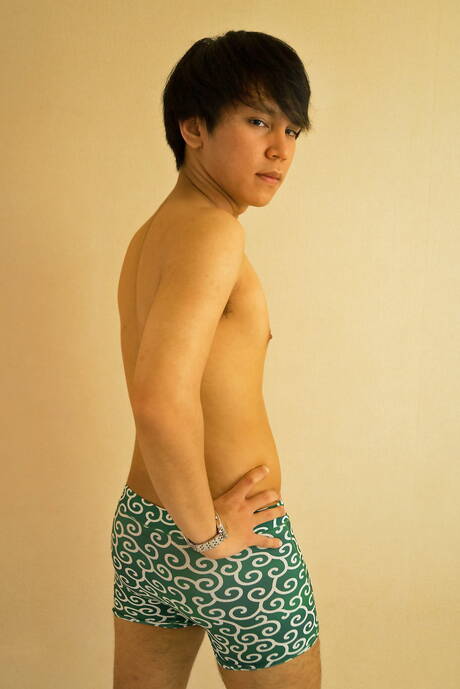 El jovencito asiático caliente Asuka juega con una polla