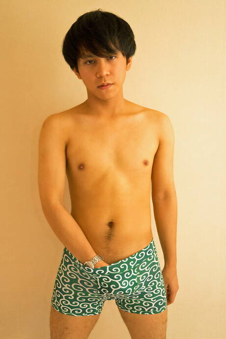 El jovencito asiático caliente Asuka juega con una polla