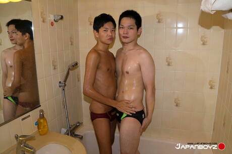 Aziatische twink Kaoru en Aziatische knappe jongen Teppei in hete kontneukactie onder de douche