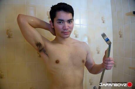 Jougi, un homme oriental costaud, pose nue sous la douche