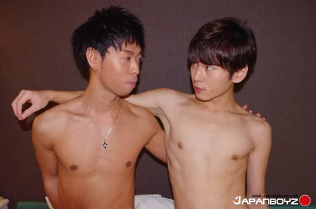 Asian Gay Network: 동양의 핫한 트윙크 후지와 아시아의 젊은 케이지가 서로를 빨고 섹스하는 모습