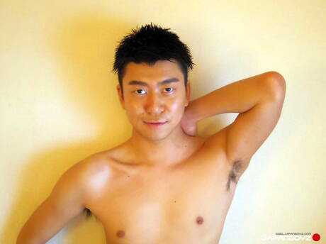 Der asiatische Hengst Jo wichst seinen Schwanz