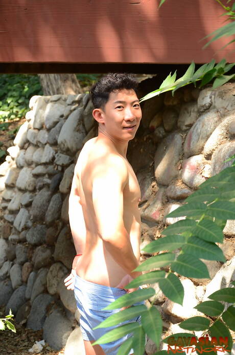 El galán asiático Cody Hong posa desnudo y muestra su bonito culo al aire libre