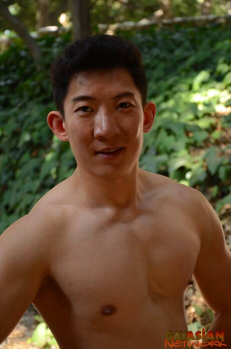 El galán asiático Cody Hong posa desnudo y muestra su bonito culo al aire libre