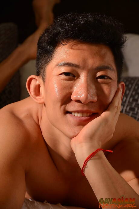 El galán asiático Cody Hong posa desnudo y muestra su bonito culo al aire libre