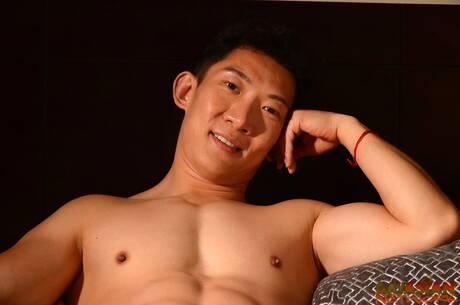 El galán asiático Cody Hong posa desnudo y muestra su bonito culo al aire libre