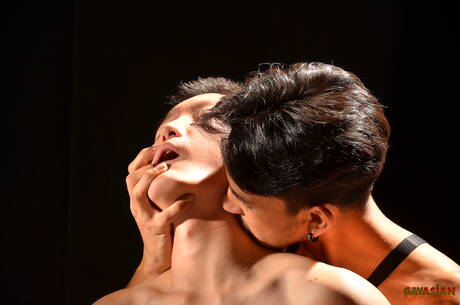 Der junge Kerl Jay und der heiße Latino-Twink Rave Hardick in einer Schwanzlutsch-Szene im Freien