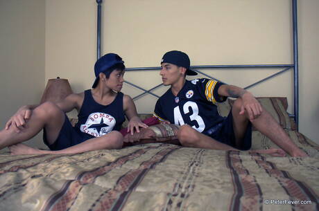 Knappe jongen Robin en knappe jongen Tex zuigen en neuken elkaar