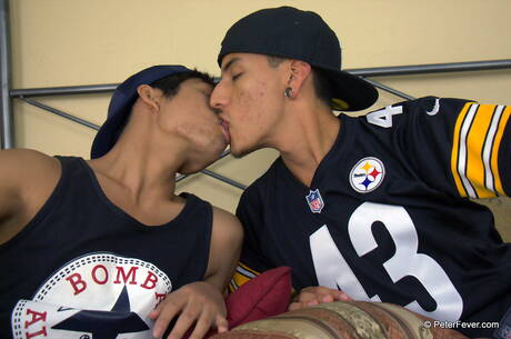 Knappe jongen Robin en knappe jongen Tex zuigen en neuken elkaar