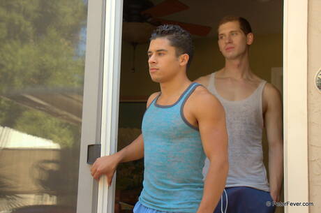 latino musculoso Armond Rizzo e o gostosão Ellis fazem um bom sexo anal ao ar livre