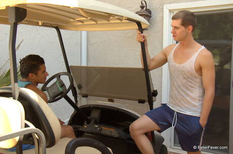 Le latino husky Armond Rizzo et le costaud Ellis ont une bonne sodomie en extérieur