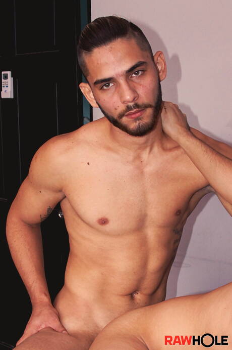 Der bullige Daguy und der kräftige Gus ficken den Arsch, nachdem sie einen Schwanz gelutscht haben