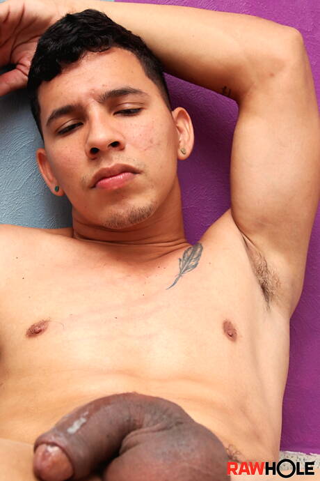 Le dur latin Titan se branle la bite