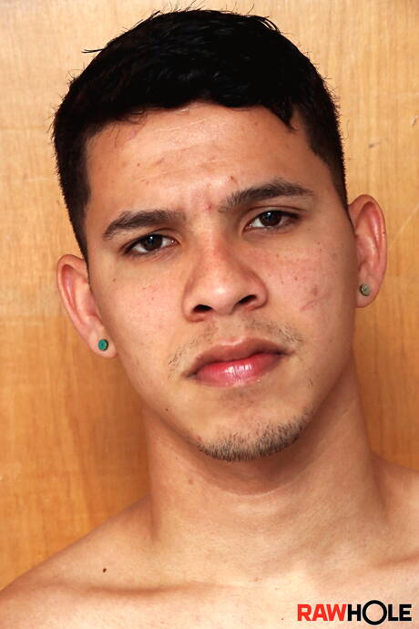 Le dur latin Titan se branle la bite