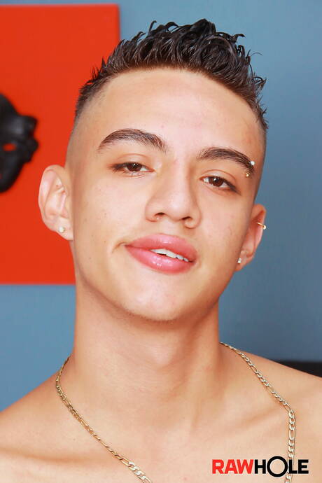 Latino musculoso Paulo Pikasso perfurando uma bunda