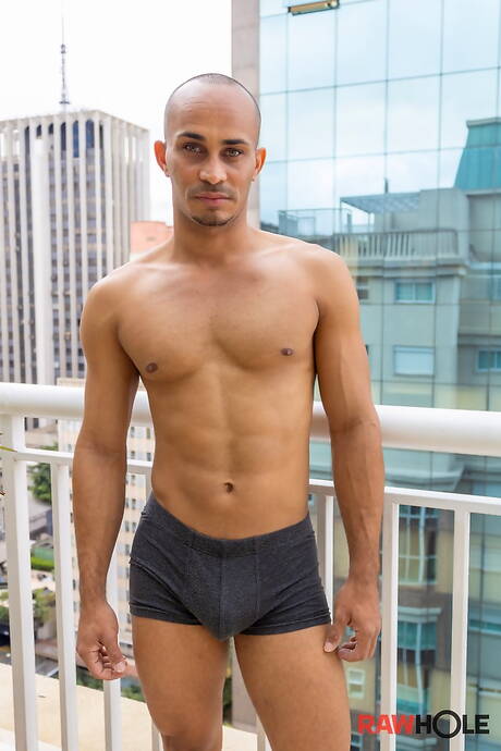 美國肌肉發達的尤里桑塔納和巴西強壯的卡利烏在浴室裡互相吸吮和操弄