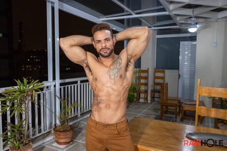 Douglas Ferraz 和巴西超級帥哥 Kaliu 在吸吮後操弄屁股