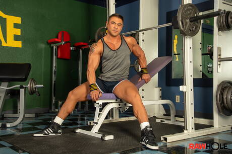 Meksykański kulturysta Draven Navarro rozbiera się i pokazuje gorący tyłek