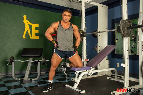 Meksykański kulturysta Draven Navarro rozbiera się i pokazuje gorący tyłek