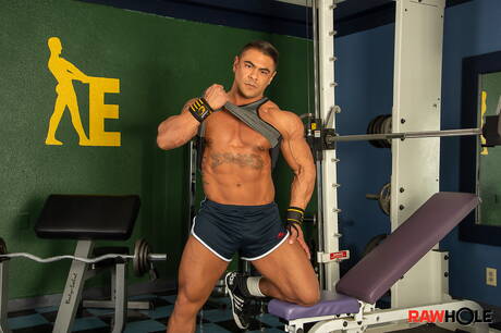 Mexican bodybuilder Draven Navarro get naked and showing hot ass