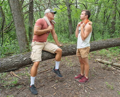 2人のアメリカ人のゲイのクマのディロン・ストーンと筋肉質のローガン・クロスが屋外でお互いを吸ったりファックしたりしている