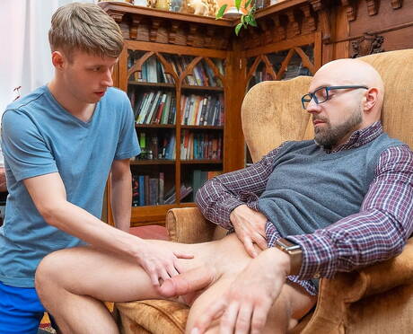 アメリカのポルノスター、筋肉質のアダム・スノーと美少年ノア・ホワイトがアナルを掘る