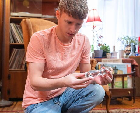 好兄弟肌肉發達的亞當·斯諾和年輕的諾亞·懷特喜歡在熱水淋浴中打手槍